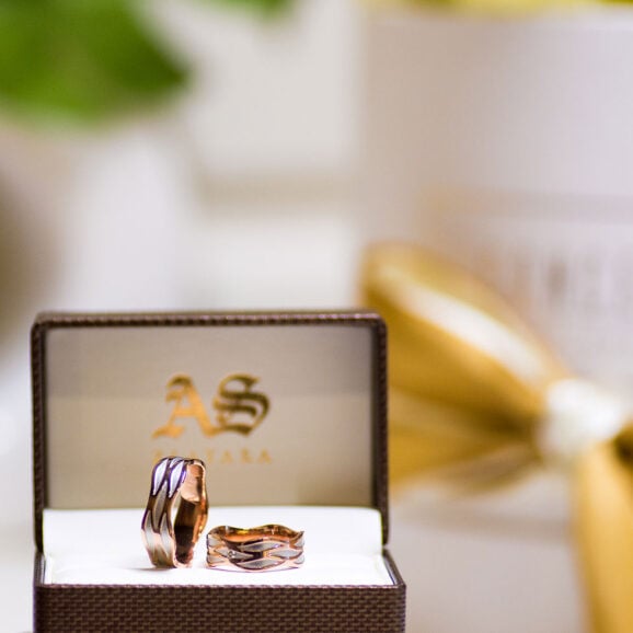 par burmi od roze i belog zlata na kutiji za burme sa logoom zlatara as