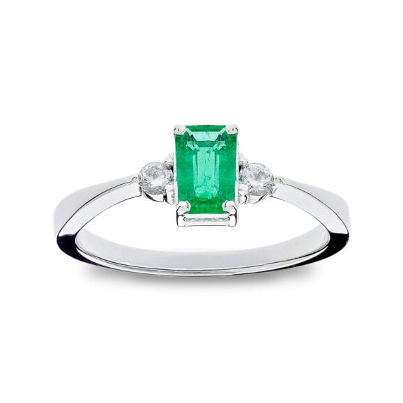 Zlatara AS Verenički prsten od zlata ili platine, iz Smaragd kolekcije, model K341 sa dragim kamenom Smaragdom, emerald oblika, težine oko 0,95ct, dimenzija oko 7x5mm, sa bočnim dijamantima. Mogućnost ugradnje: laboratorijski dijamant, mojsanit, moissanite