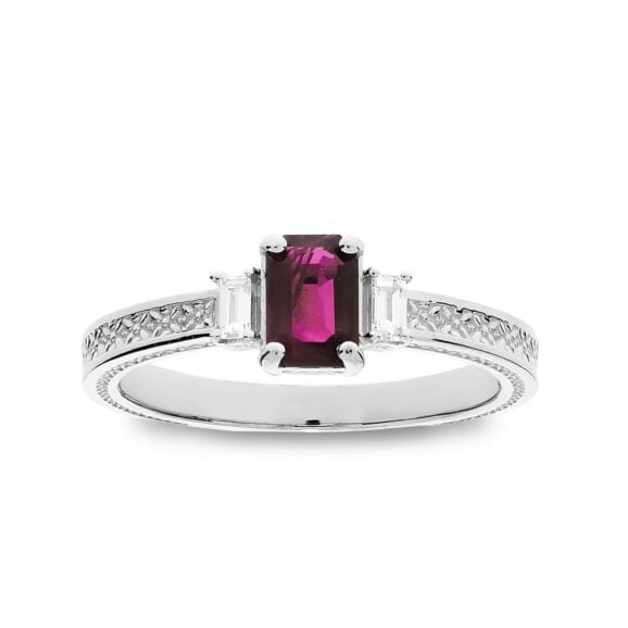 Zlatara as verenički prsten od zlata ili platine, iz memory kolekcije, model k351 sa dragim kamenom rubinom, četvrtastog oblika, težine oko 0,67ct, dimenzija oko 6x4mm. Bočno je ugrađeno 2 dijamanata, četvrtastog oblika, težine 0,1ct. Mogućnost ugradnje: laboratorijski dijamant, mojsanit, moissanite