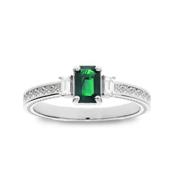 Zlatara as verenički prsten od zlata ili platine, iz memory kolekcije, model k351 sa dragim kamenom smaragdom, četvrtastog oblika, težine oko 0,67ct, dimenzija oko 6x4mm. Bočno je ugrađeno 2 dijamanata, četvrtastog oblika, težine 0,1ct. Mogućnost ugradnje: laboratorijski dijamant, mojsanit, moissanite