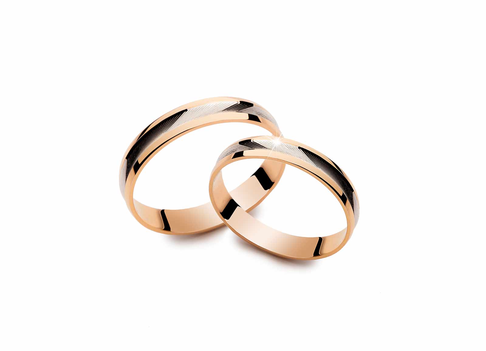 Zlatara-as-zlatne-burme-1141 Muška burma od roze zlata sa rezbarenom sredinom od belog zlata pored manje ženske burme