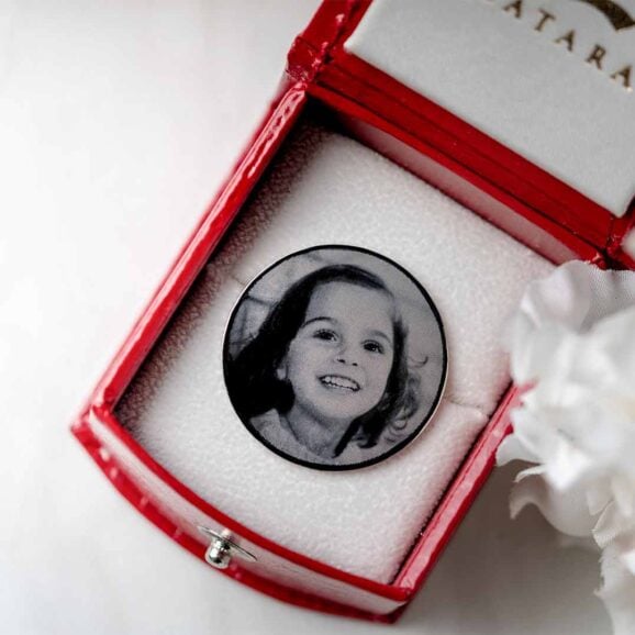 Foto srebrnjak sa likom deteta u crvenoj ukrasnoj kutiji sa AS zlatara logotipom