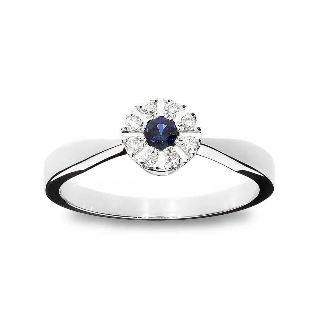 Zlatara as verenički prsten od zlata ili platine, iz memory kolekcije, model k186 sa dragim kamenom plavim safirom, kružnog oblika, težine oko 0,1ct, dimenzija oko 3mm. U oreol prstena ugrađeno je 8 dijamanata, težine 0,08ct. Mogućnost ugradnje: laboratorijski dijamant, mojsanit, moissanite Zlatara as verenički prsten od zlata ili platine, iz memory kolekcije, model k186 sa dragim kamenom plavim safirom, kružnog oblika, težine oko 0,1ct, dimenzija oko 3mm. U oreol prstena ugrađeno je 8 dijamanata, težine 0,08ct. Mogućnost ugradnje: laboratorijski dijamant, mojsanit, moissanite