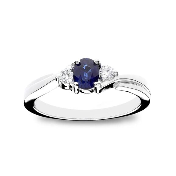 Zlatara as verenički prsten od zlata ili platine, iz memory kolekcije, model k246 sa dragim kamenom plavim safirom, ovalnoh oblika, težine oko 0,47ct, dimenzija oko 5x4mm. Bočno je ugrađeno 2 dijamanata, četvrtastog oblika, težine 0,05ct. Mogućnost ugradnje: laboratorijski dijamant, mojsanit, moissanite