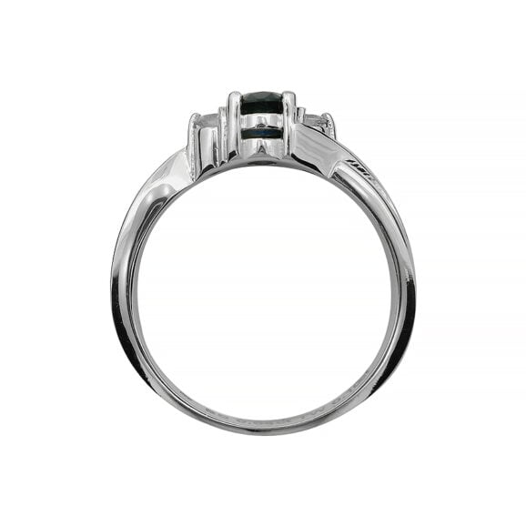 Zlatara AS Verenički prsten od zlata ili platine, iz Memory kolekcije, model K246 sa dragim kamenom Plavim Safirom, ovalnoh oblika, težine oko 0,47ct, dimenzija oko 5x4mm. Bočno je ugrađeno 2 dijamanata, četvrtastog oblika, težine 0,05ct. Mogućnost ugradnje: laboratorijski dijamant, mojsanit, moissanite