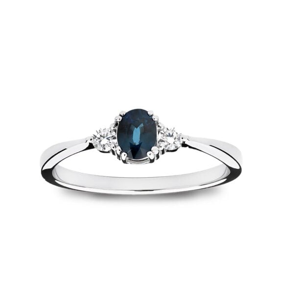 Zlatara as memory verenički prsten od belog zlata ili platine, sa centralnim kamenom plavi safir, oval oblika, brilijant brusa, težine oko 0,38ct, sa dva bočna kamena težine 2x0,05ct, model k191, prsten sa laboratorijskim ili prirodnim dijamantom, mojsanitom, moissanite