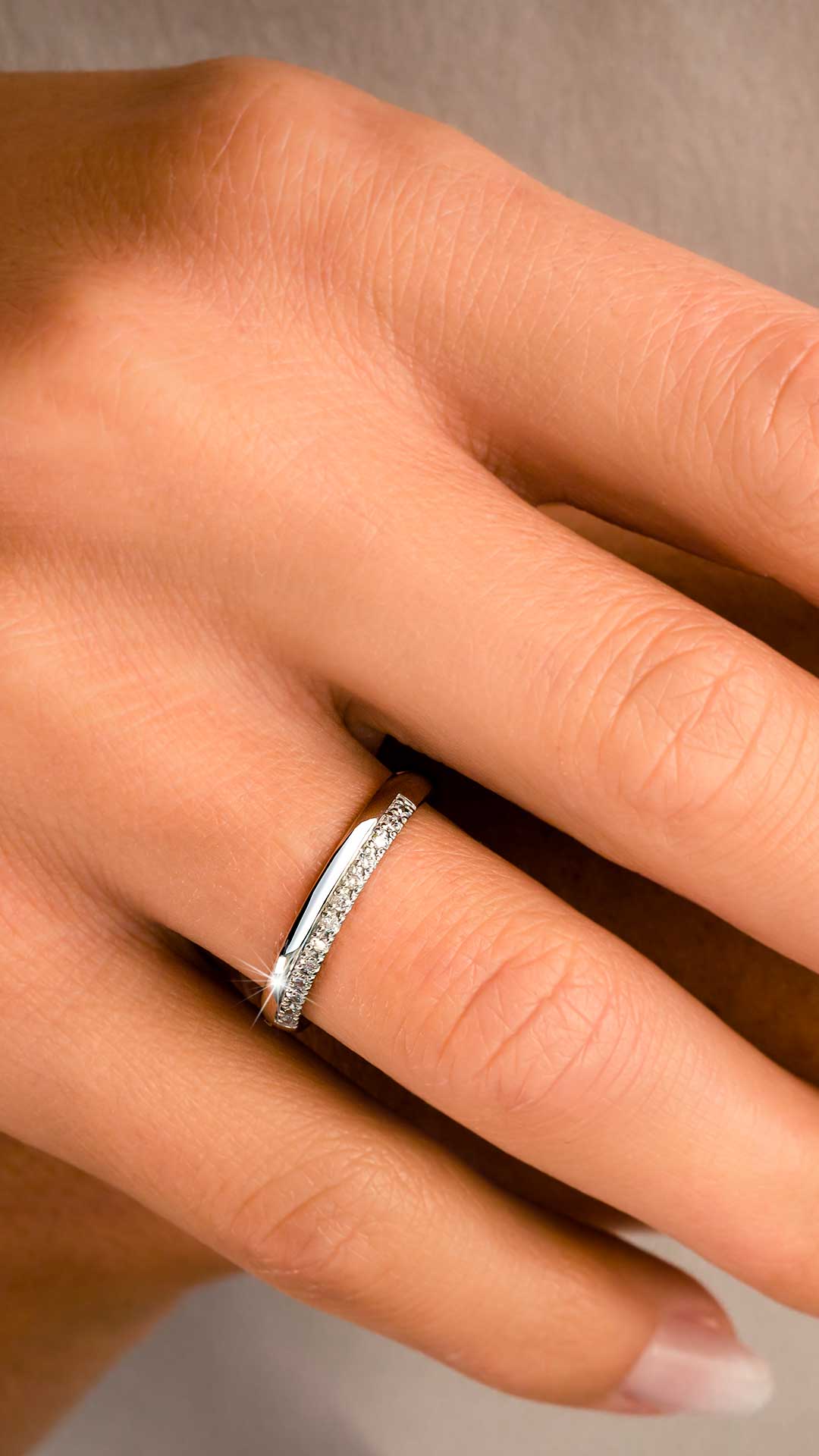 Zlatara-as-burma-l01-details Zlatara as ženska burma r749 zlatara as burma l01 details ženska burma r749 od belog zlata, 3mm širine, sa 13 kamenčića (ukupno 0,13 tcw), anatomska