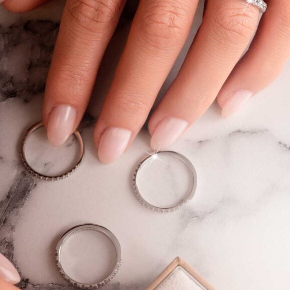 Zlatara as burma eth 003 korne burme web 5 burma eth 003 korne Zlatara as burma eth 003 korne burme web 5 burma eth 003 korne moderne, raskošne, brilijantne half eternity burme, sa 13 komada brilijanata, 1,9mm prečnika (moissanite, prirodni ili lab-grown dijamanti), sa krapnama u stilu "korni". Izrađuje se od 14k zlata ili od 950 platine, anatomska