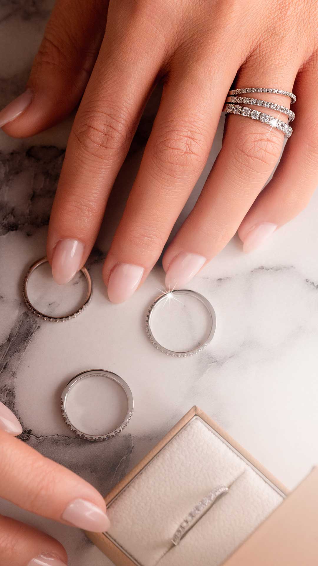 Burme-web Zlatara as burma eth 003 korne burme web 5 burma eth 003 korne moderne, raskošne, brilijantne half eternity burme, sa 13 komada brilijanata, 1,9mm prečnika (moissanite, prirodni ili lab-grown dijamanti), sa krapnama u stilu "korni". Izrađuje se od 14k zlata ili od 950 platine, anatomska