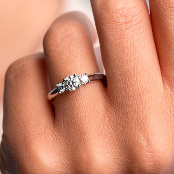 Zlatara as memory prsten k151-5 moissanite zlatara as moissanite memory k151 post web 2 memory prsten k151-5 moissanite Zlatara as memory prsten k151-5 moissanite zlatara as moissanite memory k151 post web 2 memory prsten k151-5 moissanite raskošan verenički prsten od zlata ili platine, sa brilijantima