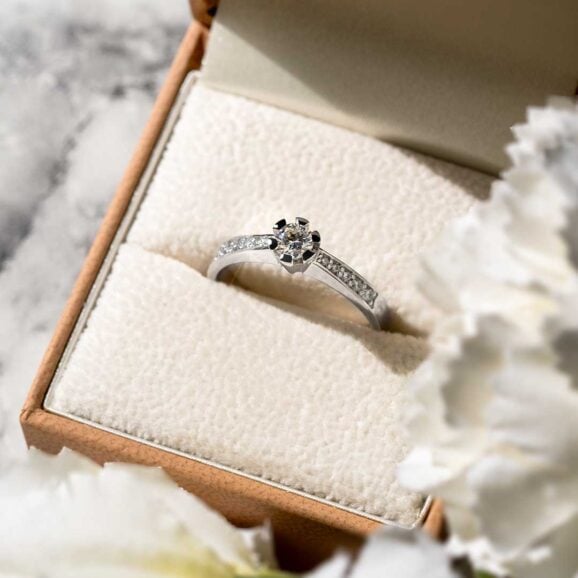 Zlatara as memory prsten k171 zlatara as moissanite memory k171 post web 3 memory prsten k171 Zlatara as memory prsten k171 zlatara as moissanite memory k171 post web 3 memory prsten k171 raskošan verenički prsten od zlata ili platine, sa brilijantima