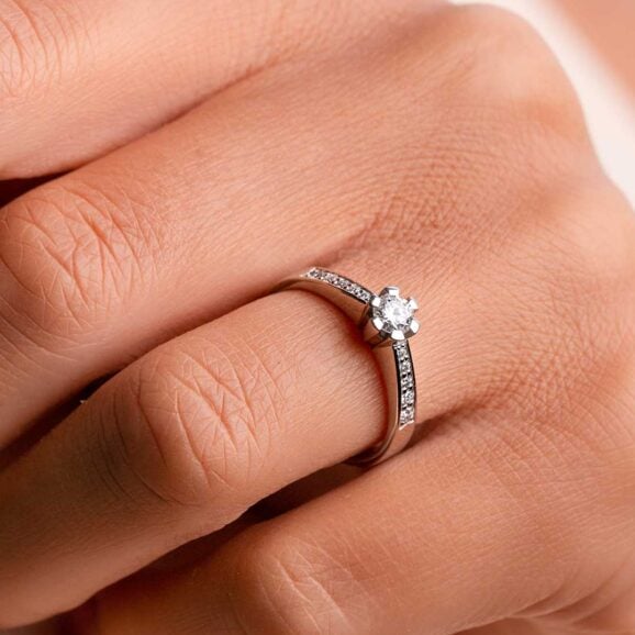 Zlatara as memory prsten k171 zlatara as moissanite memory k171 post web memory prsten k171 Zlatara as memory prsten k171 zlatara as moissanite memory k171 post web memory prsten k171 raskošan verenički prsten od zlata ili platine, sa brilijantima