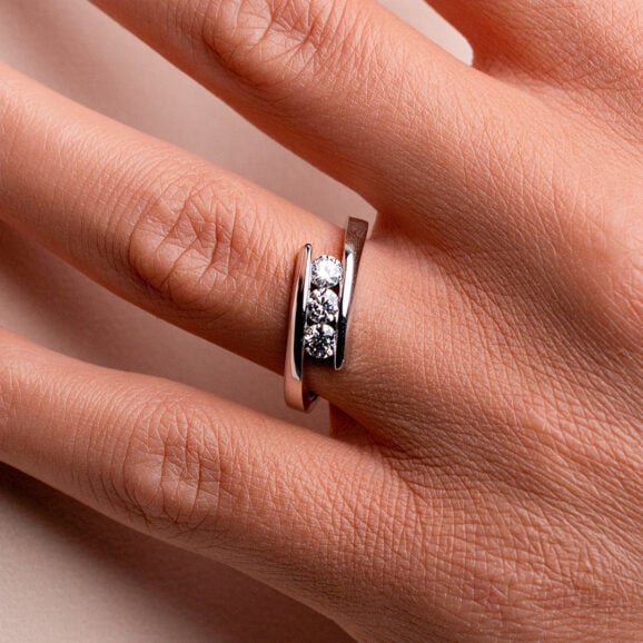 Zlatara as memory prsten k231 moissanite zlatara as moissanite memory k231 post web 1 memory prsten k231 moissanite Zlatara as verenički prsten od zlata sa prirodnim dijamantima, laboratorijskim dijamantima, mojsanitima, moissanite, model k231