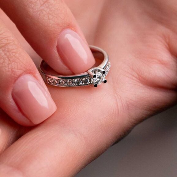 Zlatara as memory prsten k269 zlatara as moissanite memory k269 post web 1 memory prsten k269 Zlatara as verenički prsten od zlata sa prirodnim dijamantima, laboratorijskim dijamantima, mojsanitima, moissanite, model k269