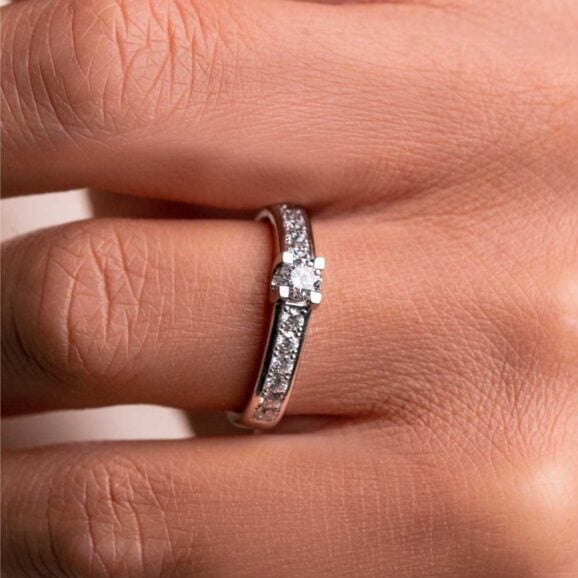 Zlatara as memory prsten k269 zlatara as moissanite memory k269 post web memory prsten k269 Zlatara as verenički prsten od zlata sa prirodnim dijamantima, laboratorijskim dijamantima, mojsanitima, moissanite, model k269