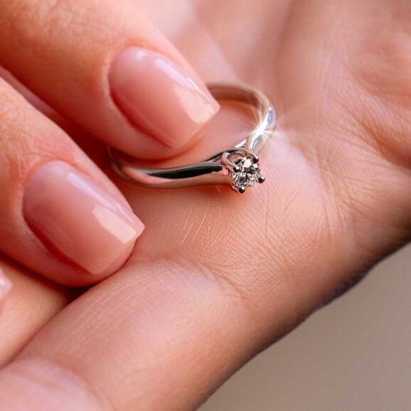 Zlatara as classics prsten k234 zlatara as moissanite memory k234 post web 2 classics prsten k234 Zlatara as classics prsten k234 zlatara as moissanite memory k234 post web 2 classics prsten k234 klasičan verenički prsten od zlata ili platine, sa jednim brilijantom