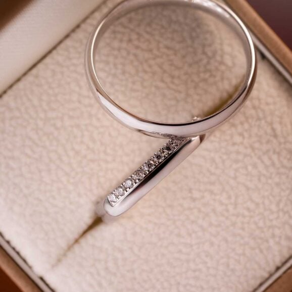 Zlatara as ženska burma r749 zlatara as eternity burme k378 web ženska burma r749 Zlatara as ženska burma r749 zlatara as eternity burme k378 web ženska burma r749 od belog zlata, 3mm širine, sa 13 kamenčića (ukupno 0,13 tcw), anatomska