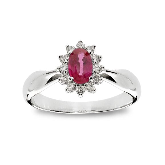 Zlatara as verenički prsten od zlata ili platine, iz memory kolekcije, model k237 sa dragim kamenom rubin, ovalnog oblika, težine oko 0,4ct, dimenzija oko 6x4mm. U oreol prstena ugrađeno je 12 dijamanata, težine 0,18ct. Mogućnost ugradnje: laboratorijski dijamant, mojsanit, moissanite