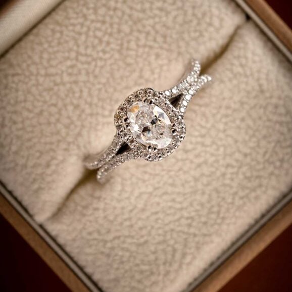 Zlatara as memory prsten k330 zlatara as memory prsten k330 web memory prsten k330 Zlatara as glamurozan i nesvakidašnji raskošni verenički prsten od belog zlata sa centralnim kamenom ovalnog oblika, težine oko 0,65ct, dimenzija 7x5mm, sa 68 akcentna kamena težine 0,48ct,model k330 prsten sa laboratorijskim ili prirodnim dijamantom, mojsanitom, moissanite