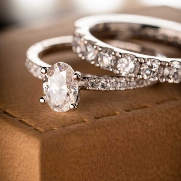 Zlatara as raskošni verenički prsten od belog zlata sa centralnim kamenom ovalnog oblika, težine oko 0,9ct, dimenzija 7x5mm, sa 22 akcentna kamena težine 0,22ct,model k393 prsten sa laboratorijskim ili prirodnim dijamantom, mojsanitom, moissanite