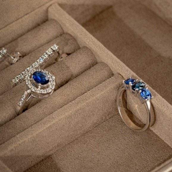 Zlatara as prsten kk288 sa safirom zlatara as memory b288b412 web prsten kk288 sa safirom Zlatara as prsten kk288 sa safirom zlatara as memory b288b412 web prsten kk288 sa safirom prsten od zlata, tristone stila, sa tri plava safira, ukupne karataže 1,49ct