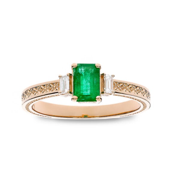 Zlatara AS Verenički prsten od roze zlata ili platine, iz Memory kolekcije, model K351 sa dragim kamenom Smaragdom, četvrtastog oblika, težine oko 0,67ct, dimenzija oko 6x4mm. Bočno je ugrađeno 2 dijamanata, četvrtastog oblika, težine 0,1ct. Mogućnost ugradnje: laboratorijski dijamant, mojsanit, moissanite