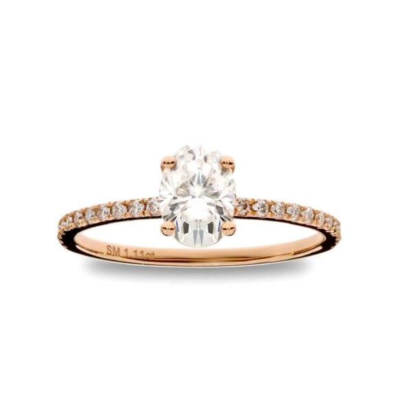 Zlatara as raskošni verenički prsten od roze zlata sa centralnim kamenom ovalnog oblika, težine oko 0,9ct, dimenzija 7x5mm, sa 22 akcentna kamena težine 0,22ct,model k393 prsten sa laboratorijskim ili prirodnim dijamantom, mojsanitom, moissanite