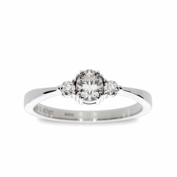 Zlatara as memory prsten k191 zlatara as verenicki prsten b191 diamond dijamant moissanite moissanite belo memory prsten k191 diskretan tri-stone verenički prsten od zlata ili platine, sa centralnim kamenom ovalnog oblika dimenzija 5x4mm, i dva ukrasna brilijanta od po 2,2mm