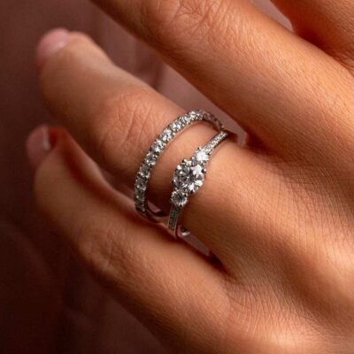 dijamantski verenicki prsten od zlata i burma na prstu