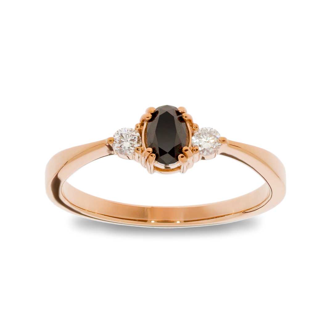 Black rosegold model k191 zlatar as verenicki prsten Zlatara as black + rosegold prsten k191 black rosegold model k191 zlatar as verenicki prsten black + rosegold prsten k191 klasičan verenički prsten od rosegold zlata, sa ovalnim crnim prirodnim dijamantom i dva ukrasna lg brilijanta