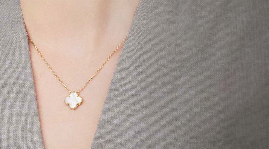 Nakit detelina sa četiri lista. Zlatara as i clover kolekcija nakita sa motivom deteline.