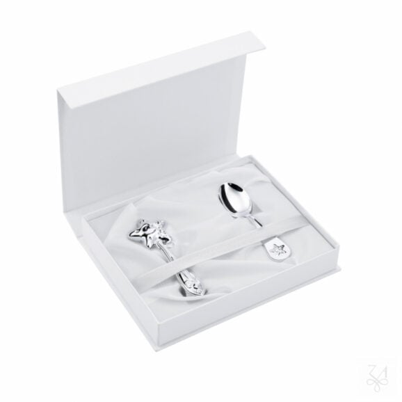 Zlatara as zaramella komplet zvečka i kašika od srebra za bebu (z118 z119) e04f6ba78ddd3eb6c6748bbd7fc62785 zaramella komplet zvečka i kašika od srebra za bebu (z118 z119) iz kolekcije za bebe, italijanski poklon predmeti od 925 srebra, za krštenja, rođenja i rođendane