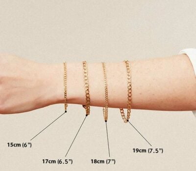 Ženska ruka na kojoj se nalaze narukvice različitih dužina (obima) koji prikazuju kako koja narukvica "pada" na ženskoj ruci