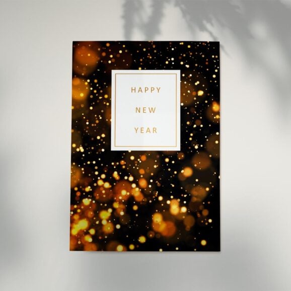 Luksuzna Čestitka "Happy New Year" Artige je holandska kompanija poznata po svom izuzetnom kvalitetu i kreativnom dizajnu luksuznih čestitki. Njihove kolekcije odražavaju vrhunski ukus i pažnju prema detaljima, što ih čini idealnim izborom za one koji traže nešto posebno. Svaka čestitka iz njihove radionice je prava mala umetnost, kreirana s ljubavlju i posvećenošću, a koja će se savršeno uklapati u nakit kupljen u našim Zlatara AS Novi Sad i Beograd radnjama.