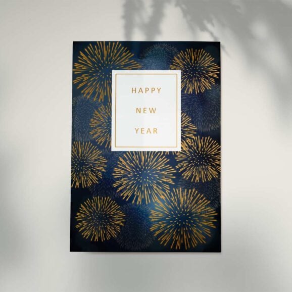 Luksuzna Čestitka "Happy New Year" (vatromet) Artige je holandska kompanija poznata po svom izuzetnom kvalitetu i kreativnom dizajnu luksuznih čestitki. Njihove kolekcije odražavaju vrhunski ukus i pažnju prema detaljima, što ih čini idealnim izborom za one koji traže nešto posebno. Svaka čestitka iz njihove radionice je prava mala umetnost, kreirana s ljubavlju i posvećenošću, a koja će se savršeno uklapati u nakit kupljen u našim Zlatara AS Novi Sad i Beograd radnjama.