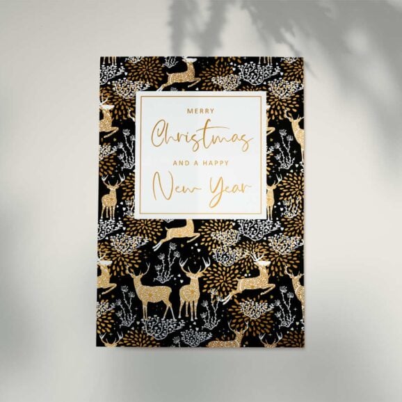 Luksuzna Čestitka "Merry Christmas Happy New Year" Artige je holandska kompanija poznata po svom izuzetnom kvalitetu i kreativnom dizajnu luksuznih čestitki. Njihove kolekcije odražavaju vrhunski ukus i pažnju prema detaljima, što ih čini idealnim izborom za one koji traže nešto posebno. Svaka čestitka iz njihove radionice je prava mala umetnost, kreirana s ljubavlju i posvećenošću, a koja će se savršeno uklapati u nakit kupljen u našim Zlatara AS Novi Sad i Beograd radnjama.