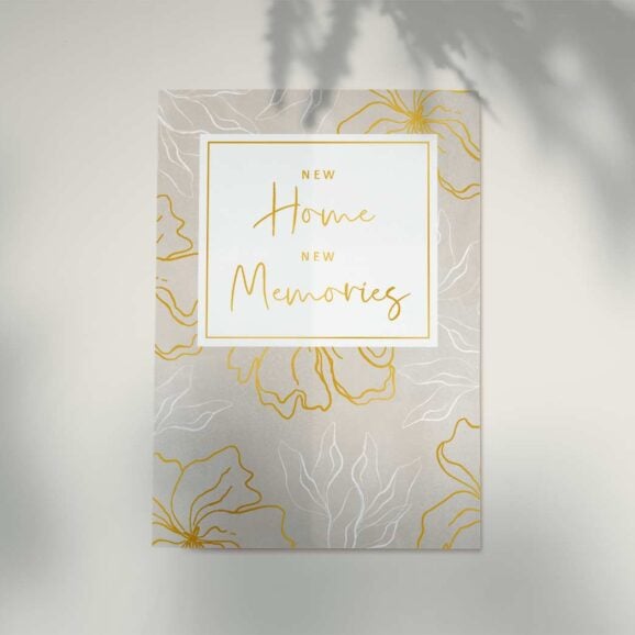 Luksuzna Čestitka " New Home New Memories" Artige je holandska kompanija poznata po svom izuzetnom kvalitetu i kreativnom dizajnu luksuznih čestitki. Njihove kolekcije odražavaju vrhunski ukus i pažnju prema detaljima, što ih čini idealnim izborom za one koji traže nešto posebno. Svaka čestitka iz njihove radionice je prava mala umetnost, kreirana s ljubavlju i posvećenošću, a koja će se savršeno uklapati u nakit kupljen u našim Zlatara AS Novi Sad i Beograd radnjama.