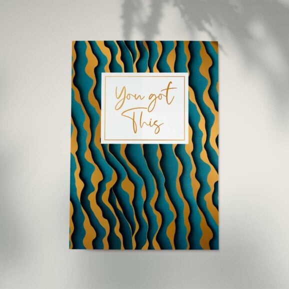 Luksuzna Čestitka "You Got This" Artige je holandska kompanija poznata po svom izuzetnom kvalitetu i kreativnom dizajnu luksuznih čestitki. Njihove kolekcije odražavaju vrhunski ukus i pažnju prema detaljima, što ih čini idealnim izborom za one koji traže nešto posebno. Svaka čestitka iz njihove radionice je prava mala umetnost, kreirana s ljubavlju i posvećenošću, a koja će se savršeno uklapati u nakit kupljen u našim Zlatara AS Novi Sad i Beograd radnjama.