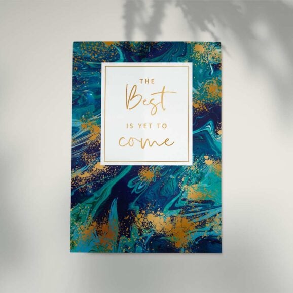 Luksuzna čestitka "The Best Yet To Come" Artige je holandska kompanija poznata po svom izuzetnom kvalitetu i kreativnom dizajnu luksuznih čestitki. Njihove kolekcije odražavaju vrhunski ukus i pažnju prema detaljima, što ih čini idealnim izborom za one koji traže nešto posebno. Svaka čestitka iz njihove radionice je prava mala umetnost, kreirana s ljubavlju i posvećenošću, a koja će se savršeno uklapati u nakit kupljen u našim Zlatara AS Novi Sad i Beograd radnjama.