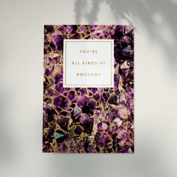 Luksuzna Čestitka "You Are All Kinds Of Awesome" Artige je holandska kompanija poznata po svom izuzetnom kvalitetu i kreativnom dizajnu luksuznih čestitki. Njihove kolekcije odražavaju vrhunski ukus i pažnju prema detaljima, što ih čini idealnim izborom za one koji traže nešto posebno. Svaka čestitka iz njihove radionice je prava mala umetnost, kreirana s ljubavlju i posvećenošću, a koja će se savršeno uklapati u nakit kupljen u našim Zlatara AS Novi Sad i Beograd radnjama.