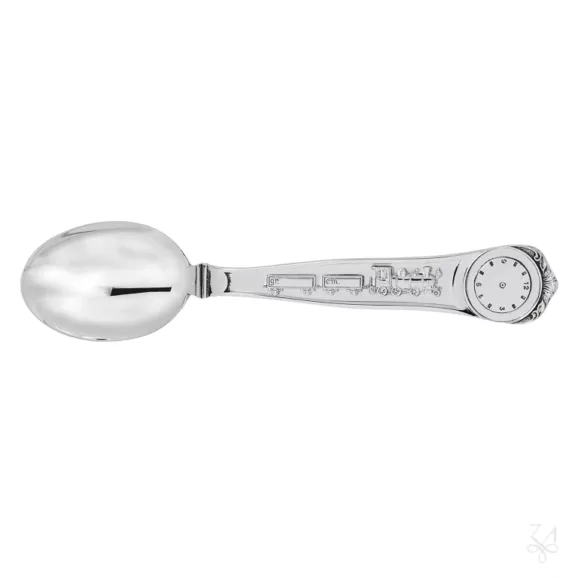 Zlatara AS x Zaramella Argenti - srebrne kašike za bebe vrhunskog kvaliteta, 925 srebra. U Zaramella Argenti ponudi, nalazi se i sav srebrni escajg i servis za ručavanje. Zaramella Argenti, srebrne kašike za bebe. Zlatara AS sa ponosom predstavlja jedinstvenu srebrnu kašiku za bebe, izrađenu od vrhunskog 925 srebra, u saradnji sa renomiranom italijanskom firmom Zaramella Argenti. Ova prelepa kašika je savršen poklon za vašu bebu. Zašto odabrati ovu kašiku? Srebrna kašika ne samo da je elegantna i trajna, već ima i antibakterijska svojstva, što je čini idealnim izborom za prve bebine obroke. Personalizovana gravura dodaje poseban dodir, čineći je nezaboravnim suvenirom koji će se čuvati generacijama. Personalizacija poklona. Na ručki kašike moguća je gravura, u lokalnoj graverskoj radnji.