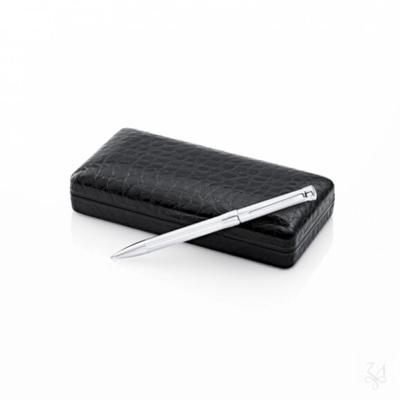 Zlatara as x zaramella argenti - srebrna hemijska olovka, vrhunskog kvaliteta, 925 srebra. U zaramella argenti ponudi, nalazi se i sav srebrni escajg i servis za ručavanje. Zaramella argenti, srebrne kašike za bebe. Zlatara as sa ponosom predstavlja jedinstvenu srebrnu kašiku za bebe, izrađenu od vrhunskog 925 srebra, u saradnji sa renomiranom italijanskom firmom zaramella argenti. Ova prelepa kašika je savršen poklon za vašu bebu. Zašto odabrati ovu kašiku? Srebrna kašika ne samo da je elegantna i trajna, već ima i antibakterijska svojstva, što je čini idealnim izborom za prve bebine obroke. Personalizovana gravura dodaje poseban dodir, čineći je nezaboravnim suvenirom koji će se čuvati generacijama. Personalizacija poklona. Na ručki kašike moguća je gravura, u lokalnoj graverskoj radnji.