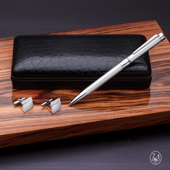 Zlatara AS x Zaramella Argenti - srebrna dugmad za manžentnu, vrhunskog kvaliteta, 925 srebra. U Zaramella Argenti ponudi, nalazi se i sav srebrni escajg i servis za ručavanje. Zaramella Argenti, srebrne kašike za bebe. Zlatara AS sa ponosom predstavlja jedinstvenu srebrnu kašiku za bebe, izrađenu od vrhunskog 925 srebra, u saradnji sa renomiranom italijanskom firmom Zaramella Argenti. Ova prelepa kašika je savršen poklon za vašu bebu. Zašto odabrati ovu kašiku? Srebrna kašika ne samo da je elegantna i trajna, već ima i antibakterijska svojstva, što je čini idealnim izborom za prve bebine obroke. Personalizovana gravura dodaje poseban dodir, čineći je nezaboravnim suvenirom koji će se čuvati generacijama. Personalizacija poklona. Na ručki kašike moguća je gravura, u lokalnoj graverskoj radnji.