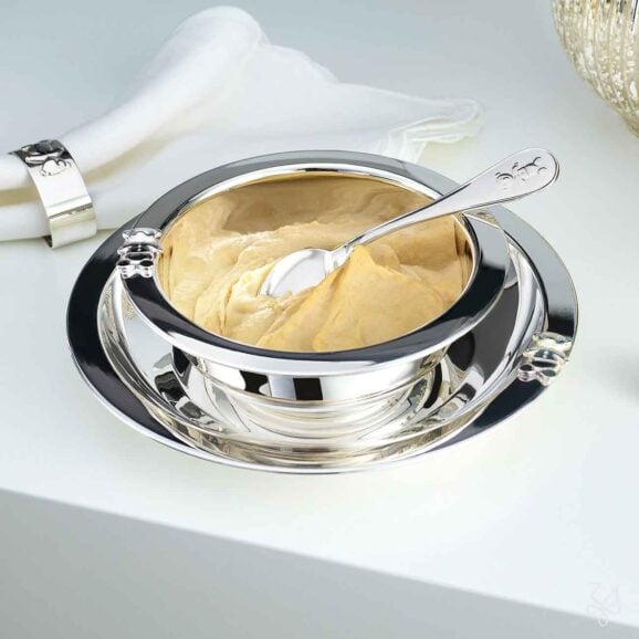 Zlatara AS x Zaramella Argenti - srebrne kašike za bebe vrhunskog kvaliteta, 925 srebra. Pored kašika, tu su i srebrna kutija za prvu kosu ili loknu, kao i srebrna kutija za prvi zub. U Zaramella Argenti ponudi, nalazi se i sav srebrni escajg i servis za ručavanje. Zaramella Argenti, srebrne kašike za bebe. Zlatara AS sa ponosom predstavlja jedinstvenu srebrnu kašiku za bebe, izrađenu od vrhunskog 925 srebra, u saradnji sa renomiranom italijanskom firmom Zaramella Argenti. Ova prelepa kašika je savršen poklon za vašu bebu. Zašto odabrati ovu kašiku? Srebrna kašika ne samo da je elegantna i trajna, već ima i antibakterijska svojstva, što je čini idealnim izborom za prve bebine obroke. Personalizovana gravura dodaje poseban dodir, čineći je nezaboravnim suvenirom koji će se čuvati generacijama. Personalizacija poklona. Na ručki kašike moguća je gravura, u lokalnoj graverskoj radnji.