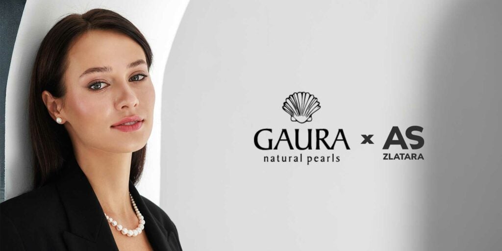 Zlatara AS sa velikim zadovoljstvom najavljuje svoju najnoviju saradnju sa renomiranom kompanijom Gaura Pearls. Ova uzbudljiva partnerstva predstavlja jedinstvenu priliku za naše klijente da uživaju u ekskluzivnim kolekcijama bisernog nakita, koje kombinuju najfinije darove prirode sa savremenim dizajnom i vrhunskom izradom. Nakit od bisera. Biserni nakit.