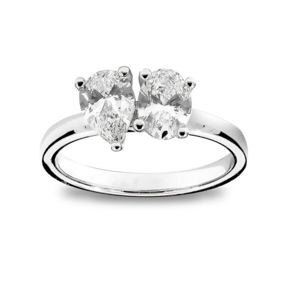Zlatara AS raskošni verenički prsten od belog zlata sa dva centralna kamena ovalnog oblika i kruškastog oblika. Oval je težine oko 0,7ct, dimenzija 7x5mm, Krušasti kamen je težine oko 0,7ct, dimenzija 8x5mm. Model K456 prsten sa laboratorijskim ili prirodnim dijamantom, mojsanitom, moissanite