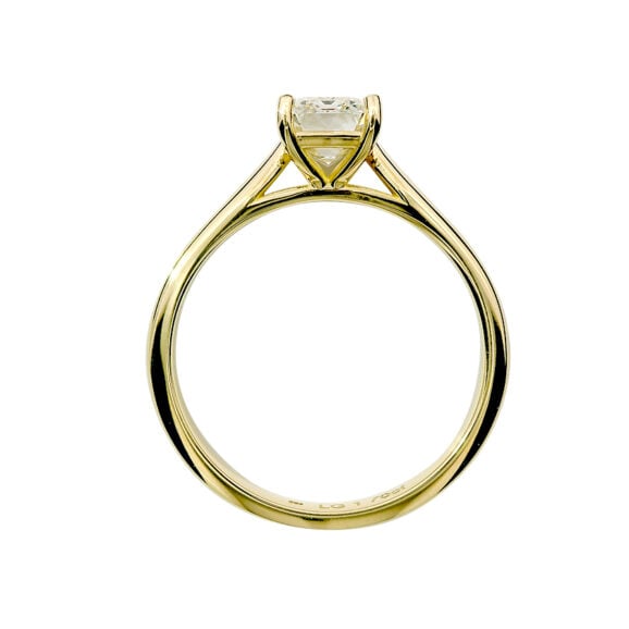 Zlatara as verenički prsten od žutog zlata ili platine, sa centralnim kamenom laboratorijskim dijamantom, pravouganog oblika, emerald brusa, težine oko 1,6ct 5ct, dimenzija 8x6mm, a dostupni su prirodni dijamant i moissanite