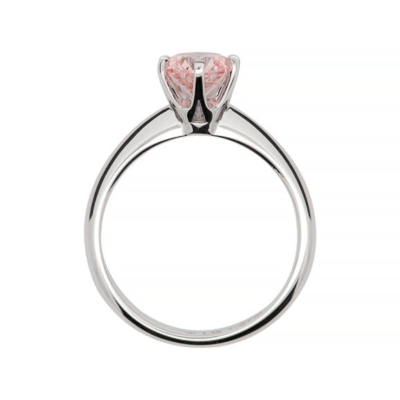 Zlatara AS Verenički prsten od zlata ili platine, iz Classics kolekcije, model K346 sa LG Fancy Pink Dijamantom, round oblika, težine oko 1ct, dimenzija oko 6,5mm. Mogućnost ugradnje: laboratorijski dijamant, mojsanit, moissanite