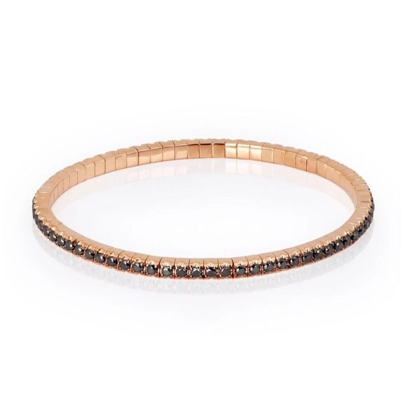 Elastična tenis narukvica od 9 kt roze zlata (12,80 gr) i crnih dijamanata (2.30 ct), u dve veličine, manja ženska narukvica i veća muška narukvica. Narukvica se sastoji od neprekidnog niza dijamanata iste veličine postavljenih na segmentima od zlata, koji su smešteni jedan pored drugog na elastičnoj vezi. Svaki Crni Dijamant drže po četiri krapne.