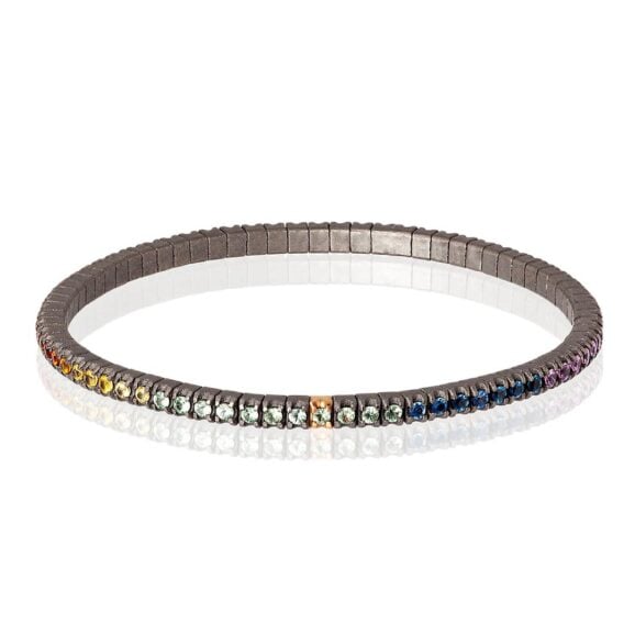 Muška elastična tenis narukvica od Titanijuma i višebojnih Safira (2,69 ct). Narukvica se sastoji od neprekidnog niza kamenja težine po 0,03 tačke postavljenih na titanijumske segmente, sa jednim kamenom ufasovanim u 18 kt roze zlato. Svaki se nalazi jedan pored drugog na elastičnoj vezi. Ova narukvica spaja ideju klasičnog tenis nakita sa inovacijom materijala, čineći je laganom, sigurnom i lakom za nošenje.